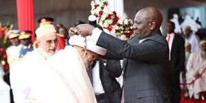 President William Ruto awarding His Holiness Syedna Mufaddal Saifuddin on Monday December 12, 2022