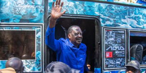 Raila alighting from Matatu