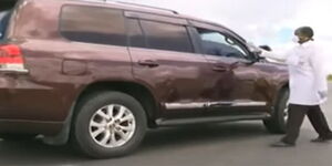 A car reportedly belonging to Raila Odinga spotted at Isinya, Kajiado County roadblock on Monday, April 13, 2020