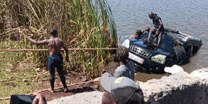 Rescuers pull out the vehicle that plunged into Juja Dam on January 17, 2023..jpg