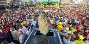 Deputy President William Ruto addresses traders in Embakasi East, Nairobi City County, on Friday, June 3, 2022