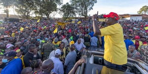 Deputy President William Ruto addresses traders at Wote during his developmental tour in Makueni County on December 9, 2021
