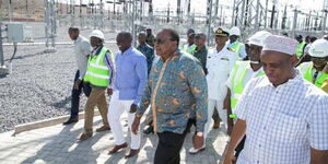 President William Ruto (third left), Former President Uhuru Kenyatta (second right) during a past inspection of Ketraco projects.