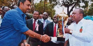 Sumra Sidik receiving an award from President Uhuru Kenyatta