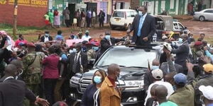 President Uhuru Kenyatta speaking during a stopover at Giagatika Shopping Centre in Mathira Constituency, Nyeri County
