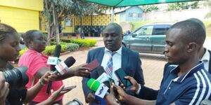 The Law Society of Kenya (LSK) South West Branch Chairman, Gideon Nyambati addressing the press at the Kisii Law Courts. on Tuesday, January 10, 2023.