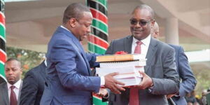 Nairobi Governor Mike Sonko receives documents from former Governor Evans Kidero after his swearing-in in Uhuru Park on August 21, 2017.