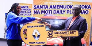 Winner of Mozzartbet's Omoka na Moti car promotion receiving keys to his brand new keys.