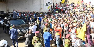 President William Ruto addresses traders and wananchi at the Ruiru-Roundabout after presiding over the pass out parade of prisons recruit trainees at the Prisons Staff Training College, Kiambu County.