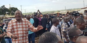 President Uhuru Kenyatta engaging with market traders at Chaka, Nyeri on Friday, March 6