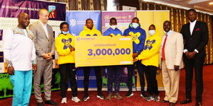 Mozzart Country Manager Saša Krneta (second left) poses for a photo with some of the Kenyan racers