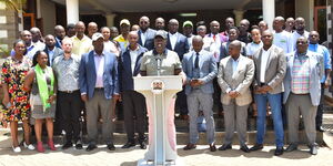 Deputy President William Ruto (centre) addresses the nation from his Karen, Nairobi office on Monday, April 4, 2022.