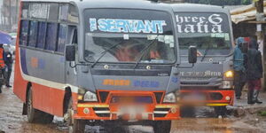 A photo of two buses from Super Metro Sacco on the road on April 14, 2023