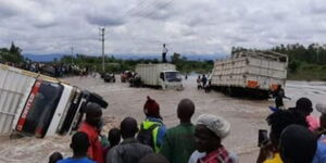 Motorists stranded after the Ayweyo bridge in  Kisumu was washed awa by floods in April 2020.