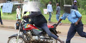 Police Officer arrests Boda Boda Operator in a previous crackdown