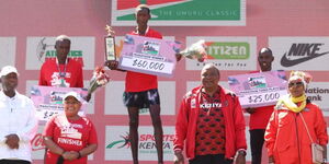 President Uhuru Kenyatta, Sports CS Amina Mohammed and First Lady Margaret Kenyatta pose for a picture with the winners of the First Edition of the Nairobi City Marathon