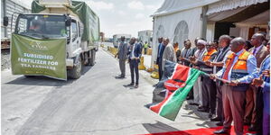 Deputy President Rigathi Gachagua (holding Kenyan flag) flagging off subsidised fertiliser in 2022