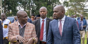 Deputy President Rigathi Gachagua (left) talks to Transport CS Kipchumba Murkomen.