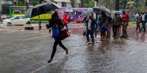 Kenyans crossing a flooded road in Nairobi 