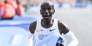 Eliud Kipchoge celebrates after winning the2022 Berlin Marathon.