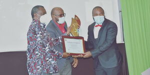 Enoch Sikolia accepting his Netfund Green Innovation Award at Emara Ole Sereni on February 26, 2021