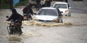 Motorists struggle to wade through floods in Nairobi