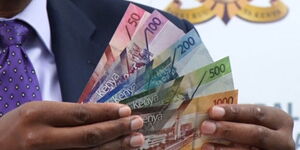 Former CBK Governor Patrick Njoroge holding the new Kenyan notes