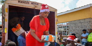Karen Nyamu Gifting Kenyans Food