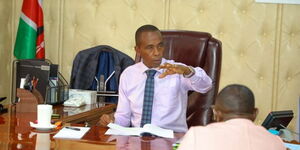 Kiambu Governor Kimani Wamatangi gestures during a meeting with Gatuanyaga Residents Association.