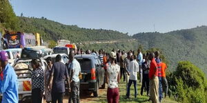 A picture of Kenyans stranded in Mai Mahiu escarpment.