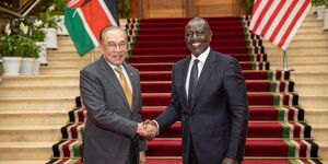 Prime Minister Anwar Ibrahim(Left) shaking hands with President William Ruto
