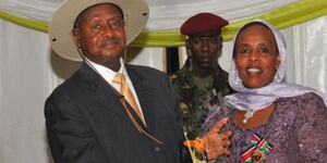 Ugandan President Yoweri Museveni (left) presents an award to Amina Hersi for her footprint in Kampala in November 2013. 
