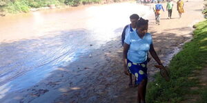 Residents walk along River Muooni along Kavuthu-Mutyambua Road. 