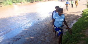 Residents walk along River Muooni along Kavuthu-Mutyambua Road.
