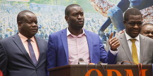 ODM Secretary General Edwin Sifuna (centre), Shinyalu MP Justus Kizito ( left) and Ugunja MP Opiyo Wandayi, addressing the media at the Chungwa house on February 24, 2022