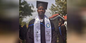 Gift Osinya in the graduation ceremony 