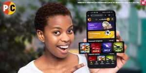 An image of a woman holding a phone with the Pesacrash app, December 2025.