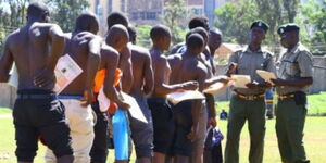 A photo of Kenyans turning up for a police recruitment exercise.