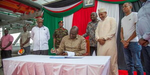 President William Ruto signs visitors book during his visit to the Port of Mombasa on November 18, 2022.