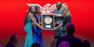 President William Ruto presents an award to athletes Faith Kipyegon and Beatrice Chebet in New York. 
