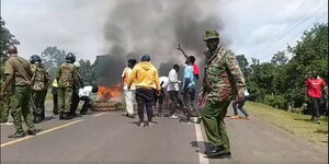 Police officers unblocking the Kisumu-Kakamega highway after youths attempt to stop the opposition politicians' convoy on Thursday, July 3, 2025.