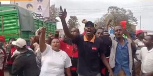 Residents of Kagio town in Kirinyaga protesting, Wednesday, October 16.