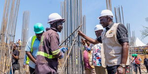 President William Ruto interacting with workers at Lumumba Estate Affordable Housing Project in Kisumu County, August 31.