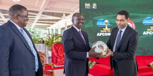 From left: Sports Cabinet Secretary Salim Mvurya, President William Ruto and FKF President Hussein Mohammed.