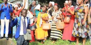 A screengrab of Pastor Ezekiel Odero's followers praying outside Shanzu Law Courts on Tuesday, May 2, 2023.