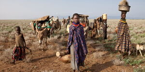 Women, children, and donkeys on the arid plains at the feet of the Mogila mountains in Turkana, northern Kenya on January 10 ,2018 (Gwenn Dubourthoumieu/IRIN)