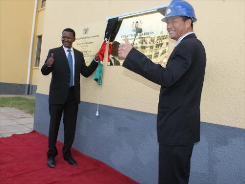 Machakos Governor Alfred Mutua and Erdemann Properties MD Zeyun Yang during the commissioning of the Great Wall Gardens 1 and groundbreaking of Great Wall 2 in Athi River in February 2019.