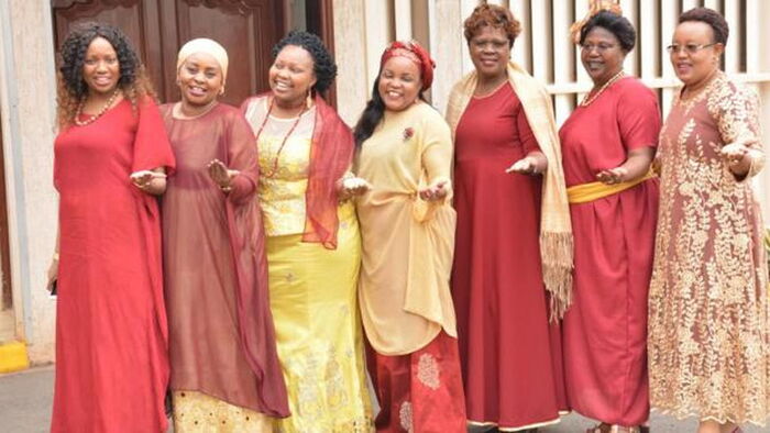 Alice Wahome (third right) with other Inua Mama outfit leaders. She stated that the group will gang up against Shebesh until she is kicked out of office