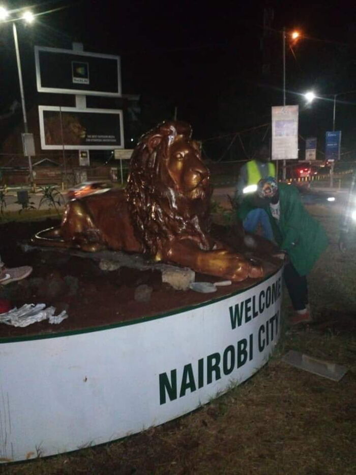 Governor Mike Sonko Spruces Up Lion Statue Along University Way - Governor Mike Sonko Spruces Up Lion Statue Along University Way -