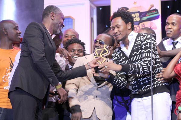 NTV’s Crossover 101 DJ Mo receiving the Groove DJ of the Year Award in June 2010.
